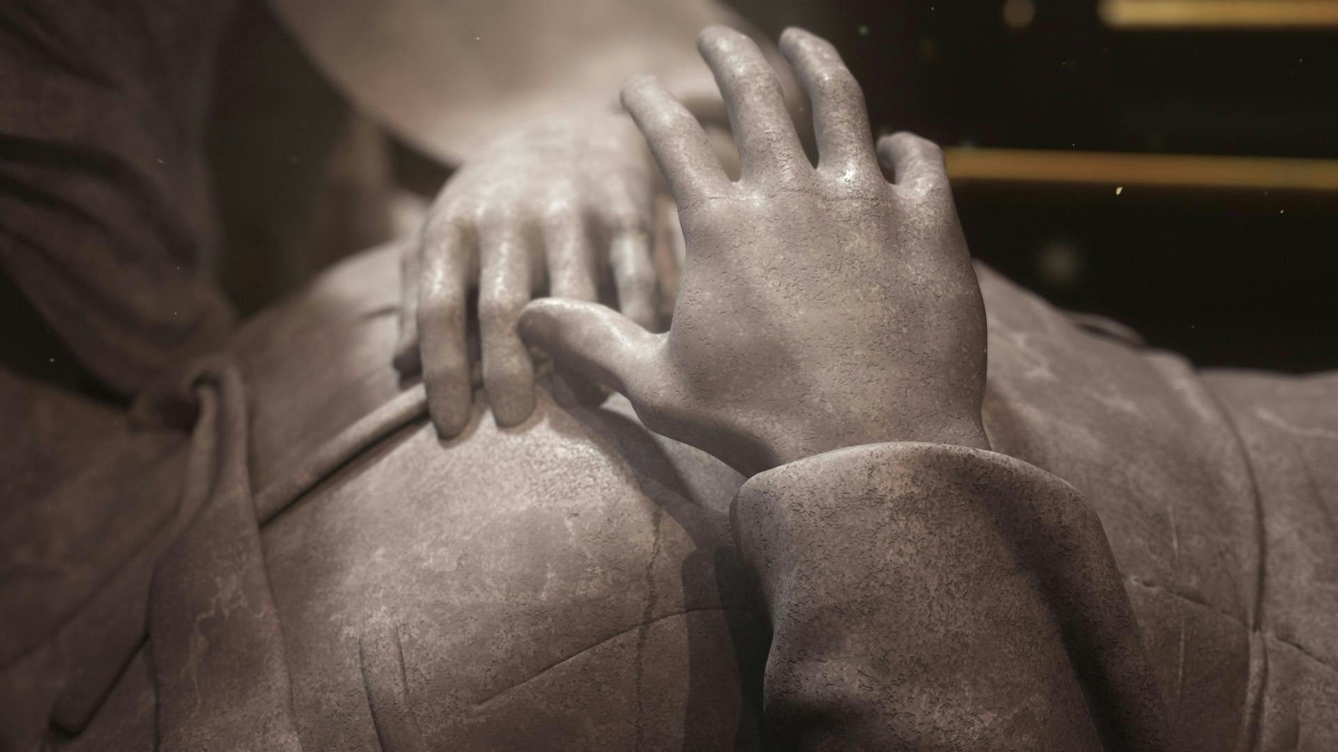 Närbild på handen på en av statyerna